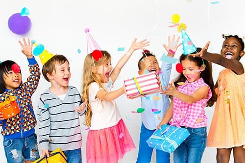 Des enfants fêtent l'anniversaire d'un ami chez Funtopia.